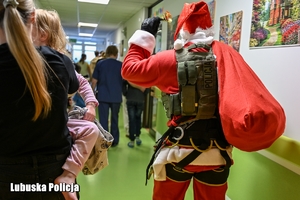 Święty Mikołaj idzie przez korytarz