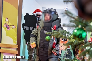 kontrterroryści idą korytarzem