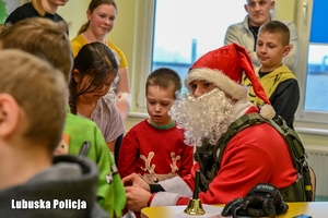 Kontrterroryści wręczają prezenty dzieciom.