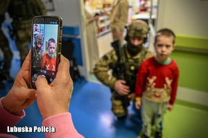 Kobieta robi zdjęcie dziecku i kontrterroryście.