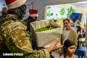 Kontrterroryści wręczają prezenty dzieciom.