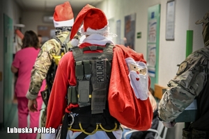 Kontrterroryści wręczają prezenty dzieciom.