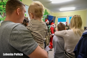 Kontrterroryści wręczają prezenty dzieciom.