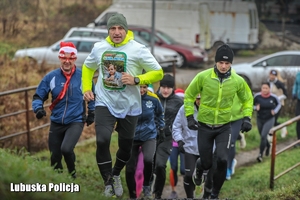 zawodnicy biegną pod górę