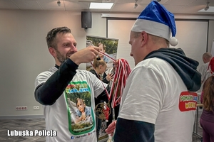 wręczenie medalu zawodnikowi