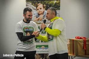 zawodnicy przybijają "piątkę"