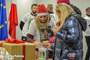 zawodnicy wrzucają pieniądze do puszki