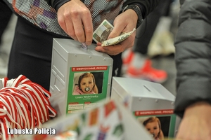 wrzucane pieniądze do puszki