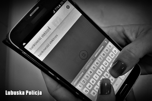 Osoba pisze na smartfonie.