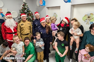 Policjanci oraz dzieci w szpitalu