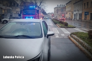 uszkodzone pojazdy w rejonie przejścia dla pieszych