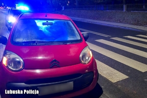 uszkodzone pojazdy w rejonie przejścia dla pieszych