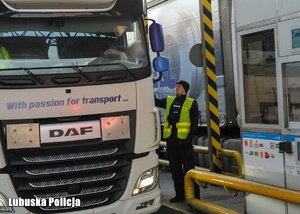 Policjant sprawdza trzeźwość kierującego