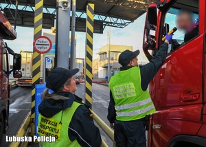 Inspektor transportu drogowego sprawdza trzeźwość kierującego