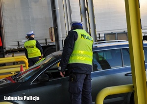 Policjant sprawdza trzeźwość kierującego