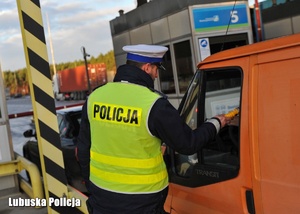 Policjant sprawdza trzeźwość kierującego
