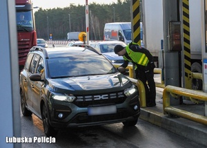 Policjant sprawdza trzeźwość kierującego