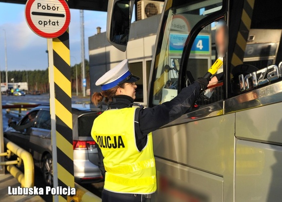 Policjantka sprawdza trzeźwość kierującego