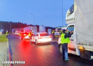 Policjanci sprawdza trzeźwość kierujących