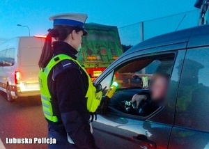 Policjanta sprawdza trzeźwość kierującego