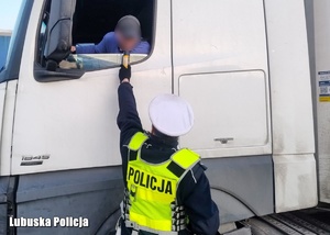 Policjantka sprawdza trzeźwość kierującego