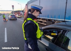 Policjantka sprawdza trzeźwość kierującego