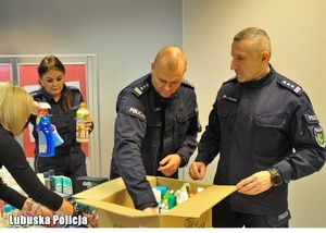 policjanci pakują prezenty