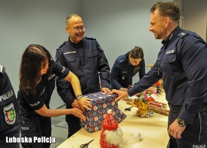 osoby pakują prezenty