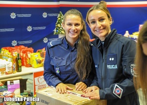 osoby pakują prezenty