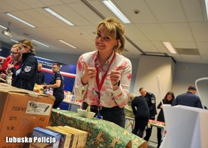 osoby pakują prezenty