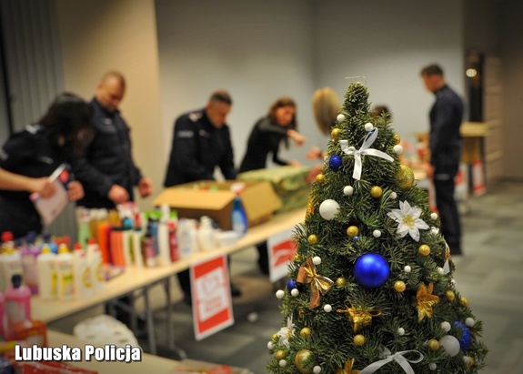 osoby pakują prezenty