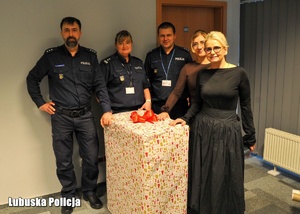 osoby pakują prezenty