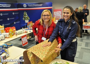 osoby pakują prezenty