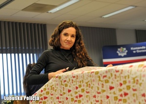 kobieta pakuje prezenty