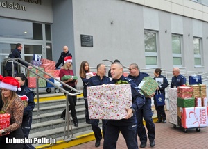 osoby niosą prezenty