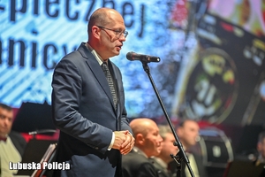 mężczyzna przemawia ze sceny