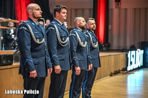 policjanci przed sceną