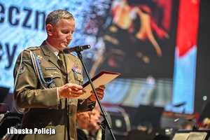 mundurowi przemawia ze sceny