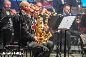 zespół daje koncert