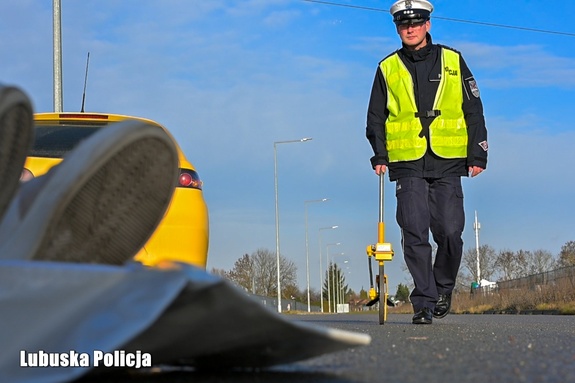 Policjant na pozorowanym wypadku