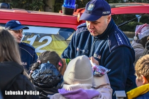 policjant rozdaje upominki