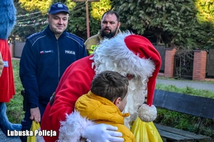 Mikołaj rozdaje upominki