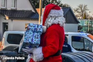 Mikołaj rozdaje upominki