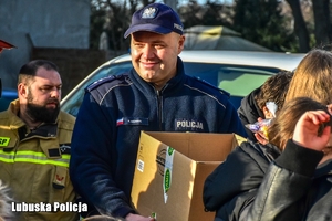 policjant rozdaje upominki
