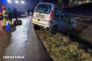 samochód wjechał do rowu