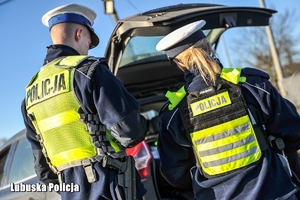 policjanci prowadzą kontrolę drogową