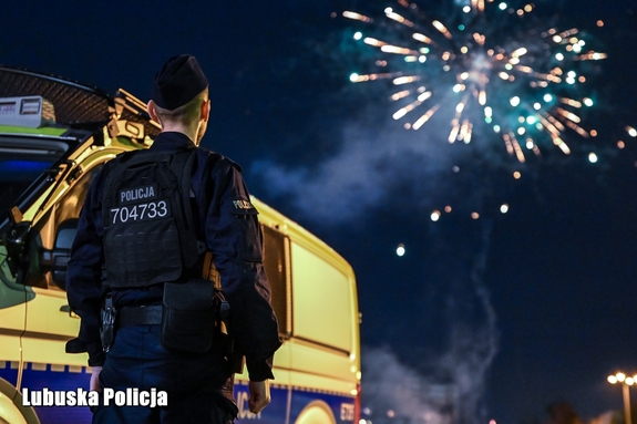 policjant obserwuje fajerwerki