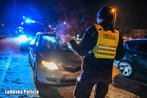 policjanci prowadzą kontrolę drogową