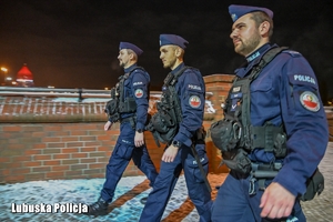 policjanci idą bulwarem