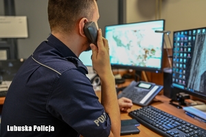 policjant rozmawia przez telefon